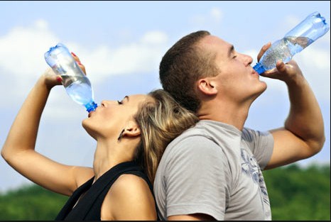 manfaat minum air putih hangat di pagi hari dan sebelum tidur untuk kecantikan
