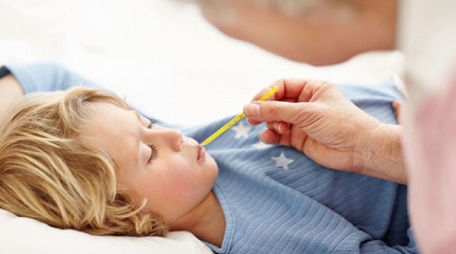 bagaimana cara mengatasi demam pada anak bayi usia 6 bulan kebawah dan 1 tahun keatas