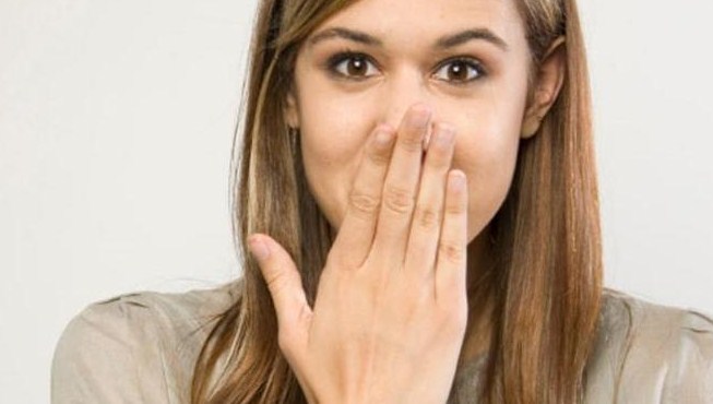 cara mengatasi bau mulut karena gigi berlubang secara alami